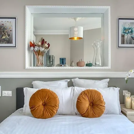 Charming New 2 Bedrooms With Aircon Appartamento *
